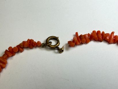 Collier à pendeloques en perles de corail....