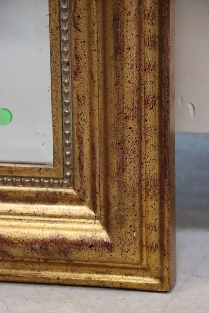Miroir cadre en bois et stuc doré. 
138 x...