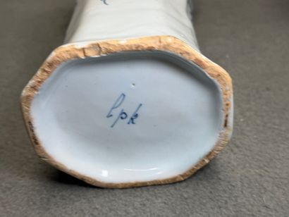 DELFT fin XIX° 
Paire de vases et pot couvert...