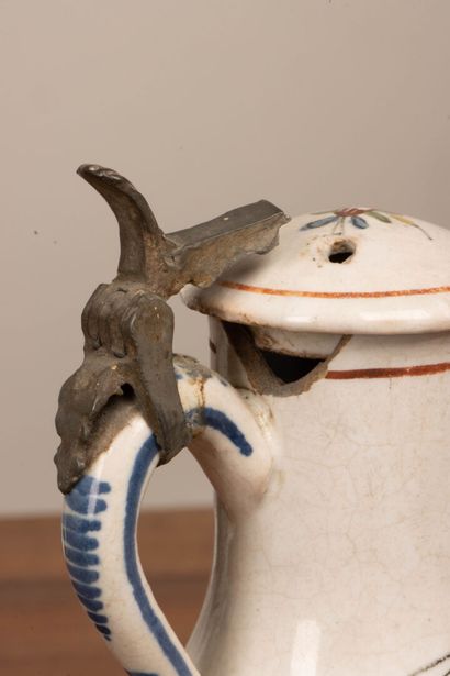 Ensemble de quatre pichets et un pot couvert...