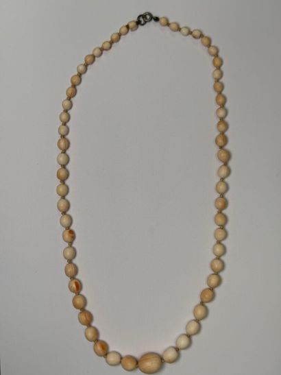 Collier de perles de corail peau d'ange.
L:...