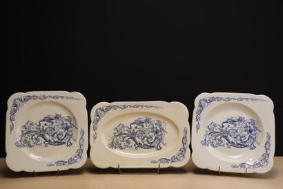 Trois plats en faïence à décor d'arabesques...