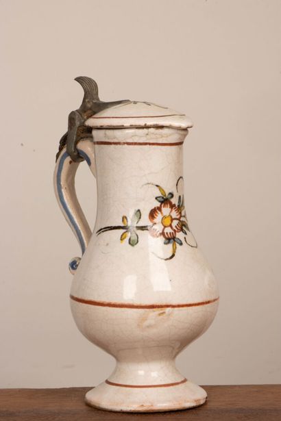 Ensemble de quatre pichets et un pot couvert...