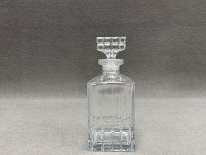 Carafe en cristal. 
H. :23 cm. 
égrenures...