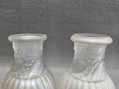 Paire de vases en verre moulé satiné à côtes:,...