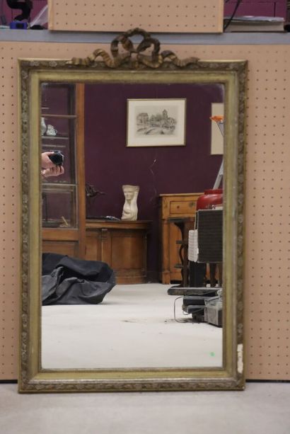 Miroir cadre stuc doré. 
127 x 80 cm. 
manques...