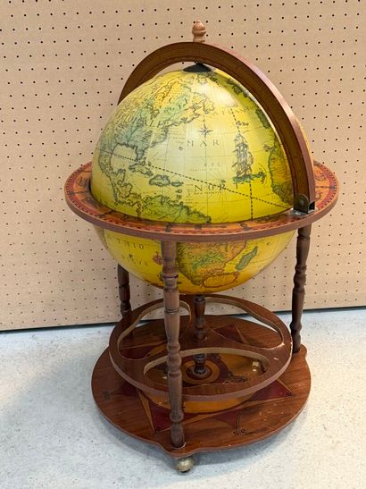 Globe terrestre formant bar. 
H. :92 cm....