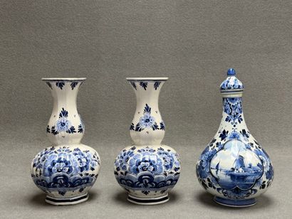 DELFT. 
Paire de vases et pot couvert en...