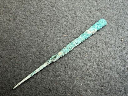 Lot de pièces antiques:
- Fiole en verre...