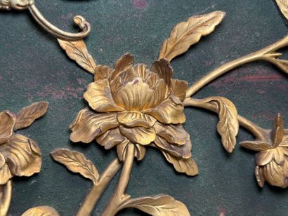 Paire de panneaux en bas-relief laqué doré...