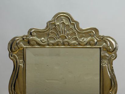 Miroir, cadre en métal argenté de style rocaille.
Travail...