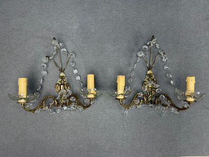 Paire d appliques à pampilles. 
28 x 30 x...
