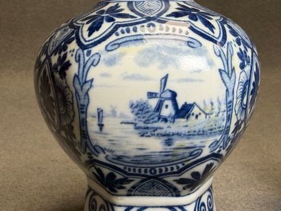 DELFT. 
Paire de vases en faïence. 
H : 22...