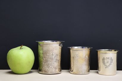 Trois timbales en argent 925°/00. 
Poids:...