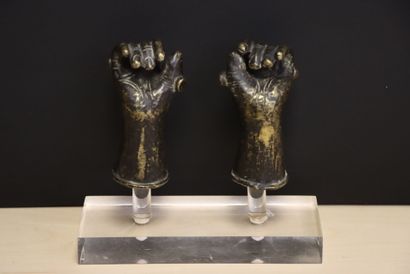 Deux mains en bronze , attaches de charrettes,...
