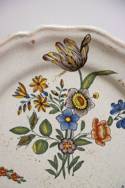 Deux assiettes en faïence XIX°
D. :26 cm....