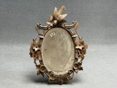 Miroir cadre en bois sculpté. 
Fin XIX+
35...