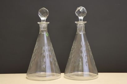 Paire de carafes. 
H. :26 cm.