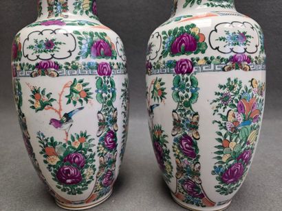 Paire de vases en faïence fine de Lille à...