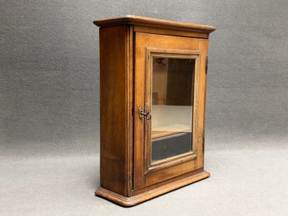 Petite vitrine à étagères , poignée au sommet
58...