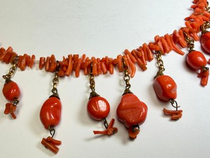 Collier à pendeloques en perles de corail....