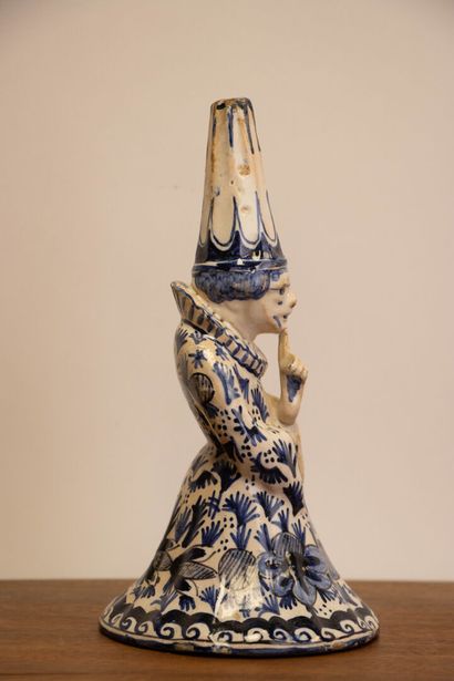 Cloche en faïence de DELFT à décor de personnage....