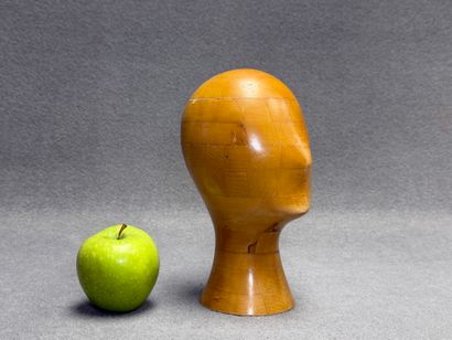 Marotte en bois. 
H. :23 cm.