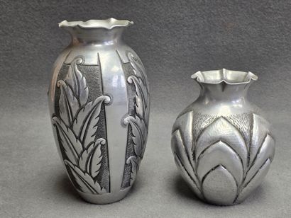 Deux vases en étain repoussé et martelé 
Années...