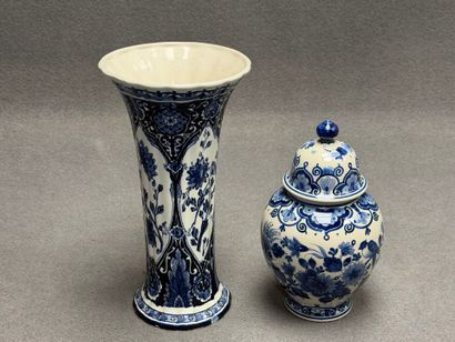 DELFT. 
Vase cornet en faïence de Delft 
H...