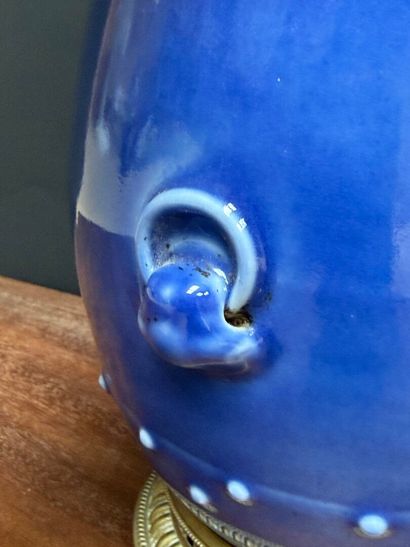 Pied de lampe en porcelaine de Chine et monture...