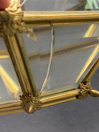 Lanterne en laiton et verre. 
H. :36 cm....