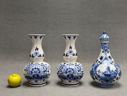 DELFT. 
Paire de vases et pot couvert en...