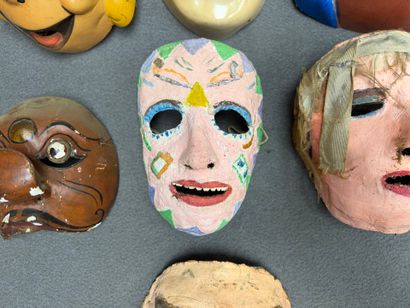 Collection de masques:
- 3 masques enfantins...