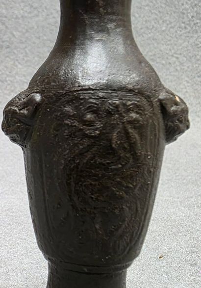 Vase miniature en bronze 
Chine XIX°
H: 10...
