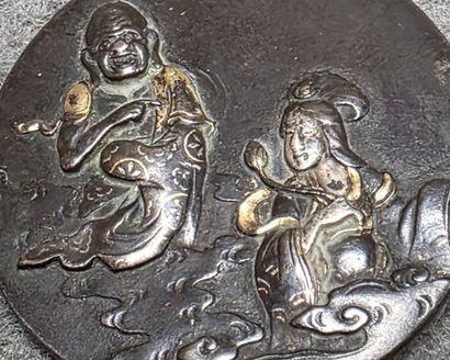 Bouton en bronze patiné japonais figurant...