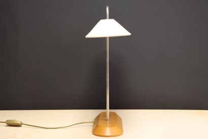 Lampe de salon moderne. 
H. :46 cm.