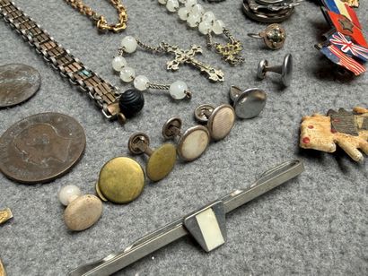 Lot de bijoux fantaisie:
Boutons de manchettes,...