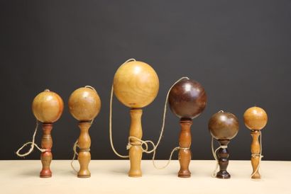 Collection de six bilboquets en bois. 
H....