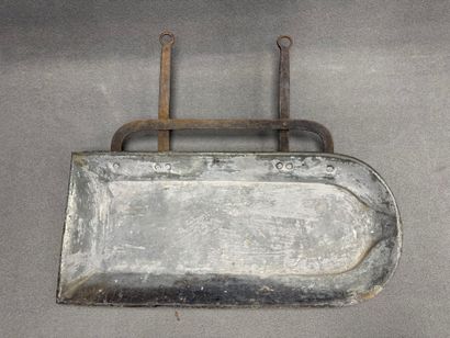 Lèche frite en étain
14 x 70 x 58 cm.
