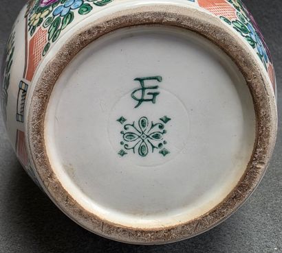 Paire de vases en faïence fine de Lille à...