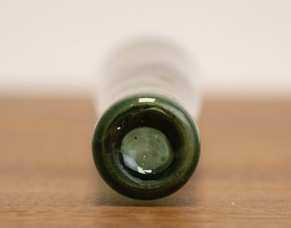 Fine fiole en verre XVIII°. 
H. :25 cm.