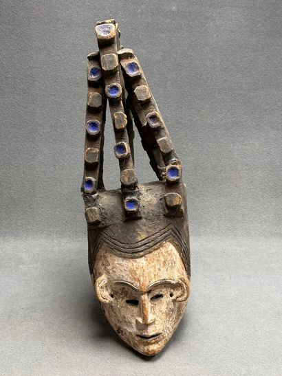 Masque heaume africain en bois sculpté et...