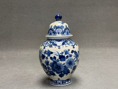 DELFT. 
Vase cornet en faïence de Delft 
H...