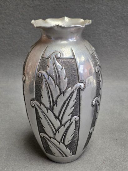 Deux vases en étain repoussé et martelé 
Années...