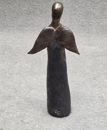 Statuette en céramique à patine noire mordorée...