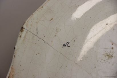 Deux assiettes en faïence XIX°
D. :26 cm....