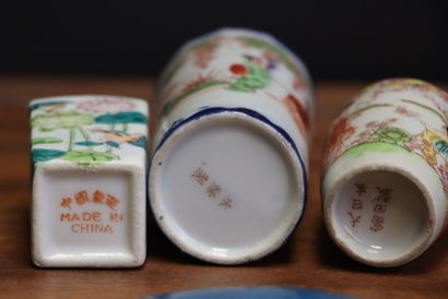 Coupelle en émaux cloisonnés et trois petits...