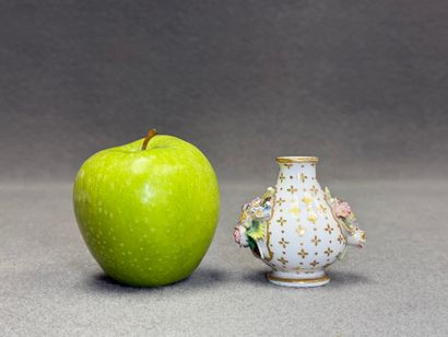 Jacob PETIT (1797-1868)
Petit flacon en porcelaine...