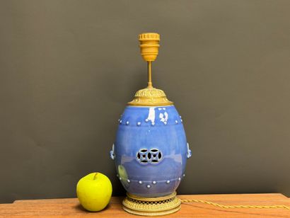 Pied de lampe en porcelaine de Chine et monture...