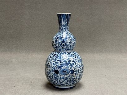 DELFT. 
Vase coloquinte en faïence. 
marque...